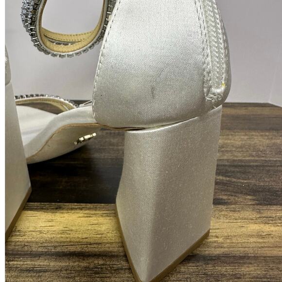 Badgley Mischka Women’s Lilllie Satin Rhinestone Heels White Size 7.5 Elegant - Picture 8 of 11